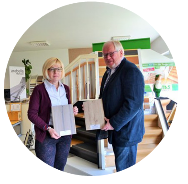 Beratung in der Ausstellung der Tischlerei Behre